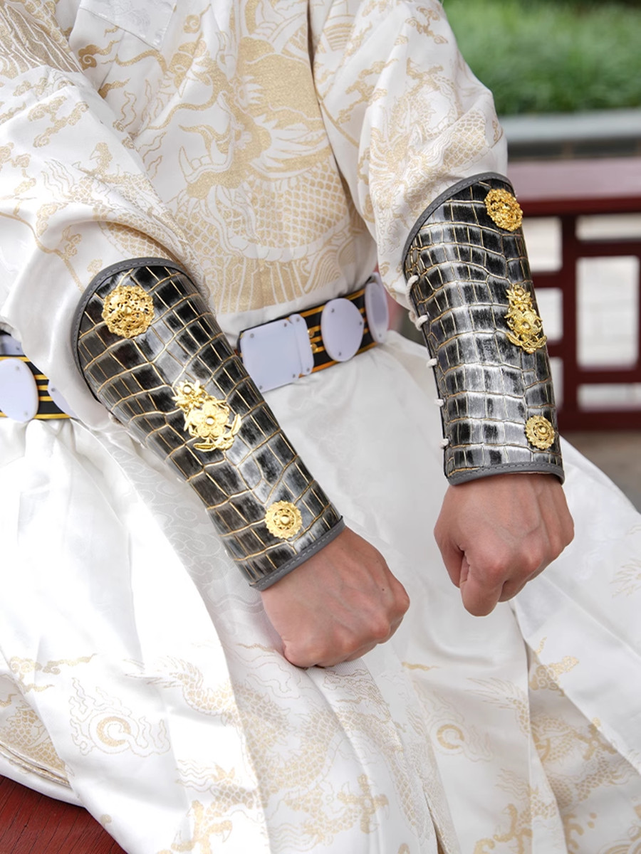 Photography Of A Man - Pulseras de espadachín de guerrero Ninja